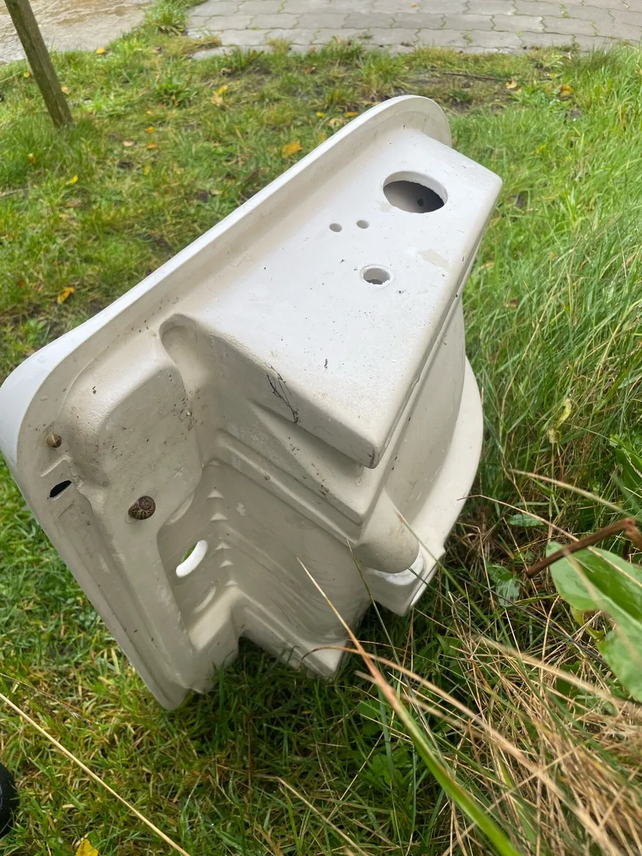 Bathroom basin - Image 4