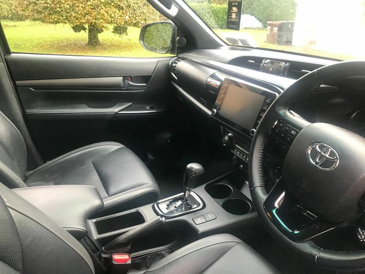 Toyota Hilux 2.8L Auto D4D InvincibleX - Image 3