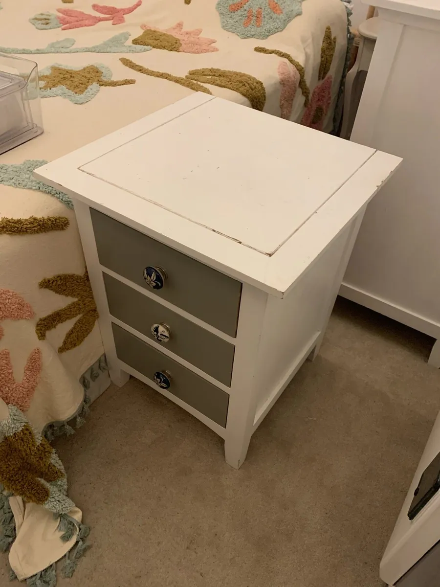 3 drawer bedside cabinet - Image 3