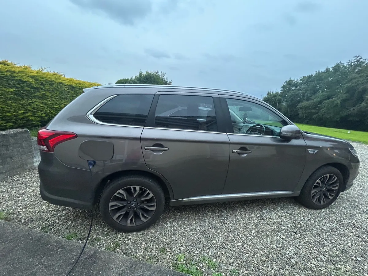 MITSUBISHI OUTLANDER AUTOMATIC PLUG IN HYBRID SUV - Image 3
