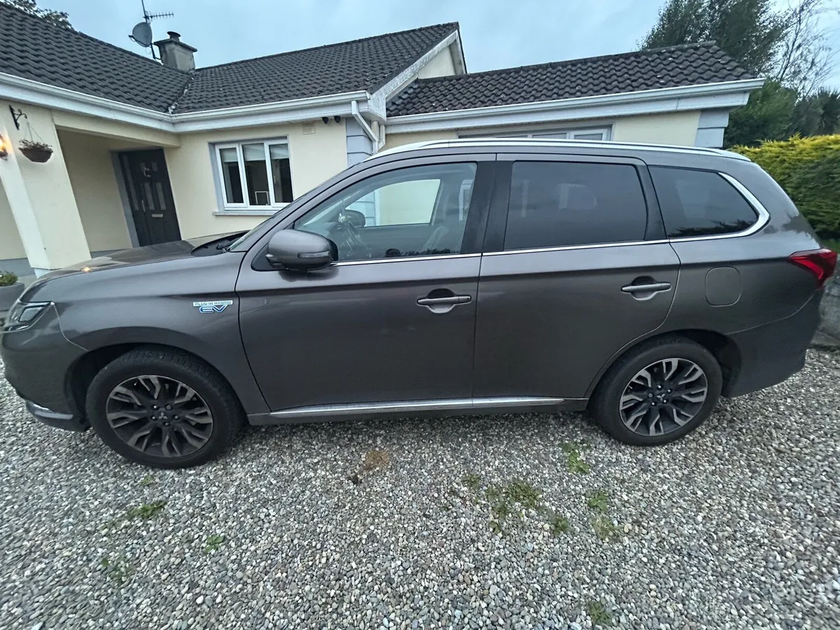 MITSUBISHI OUTLANDER AUTOMATIC PLUG IN HYBRID SUV - Image 4