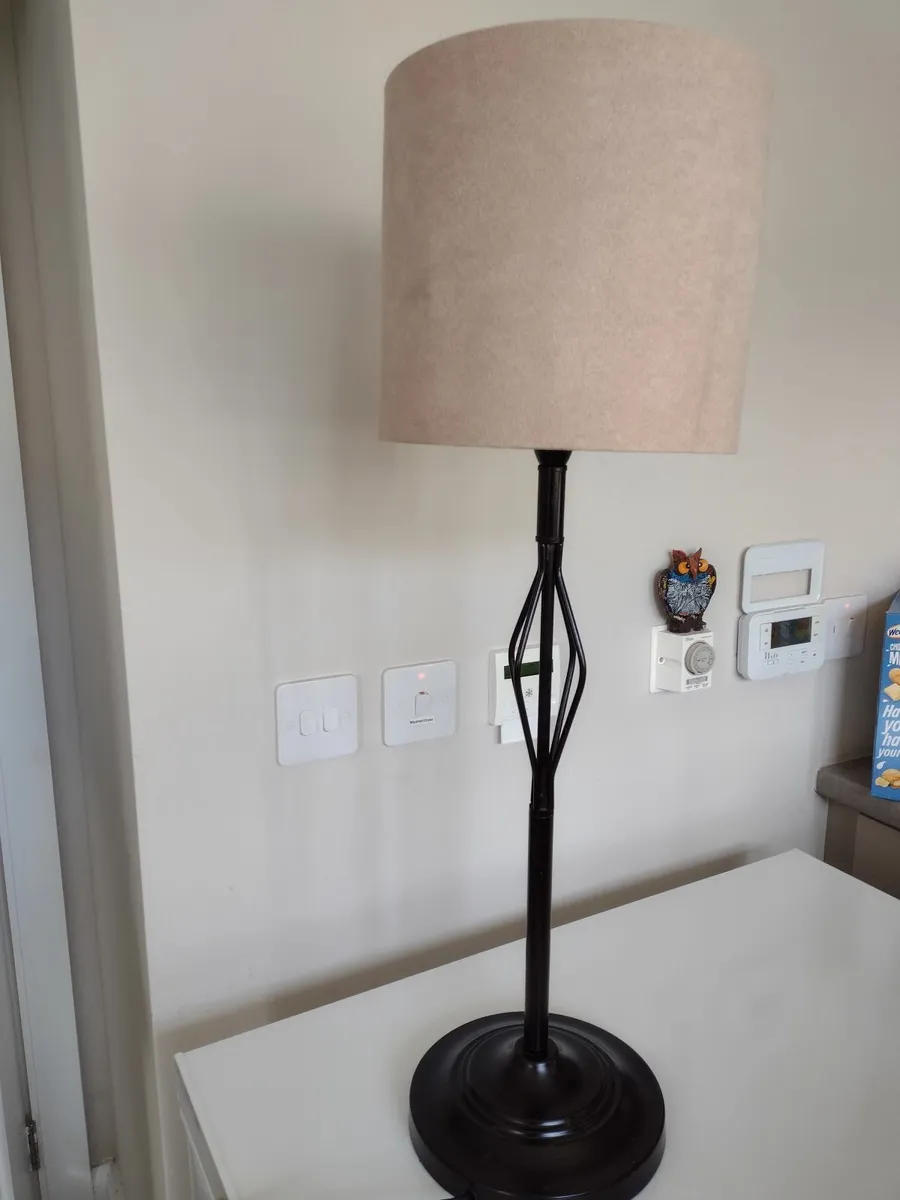 74cm tall wrought iron table lamp - Image 2