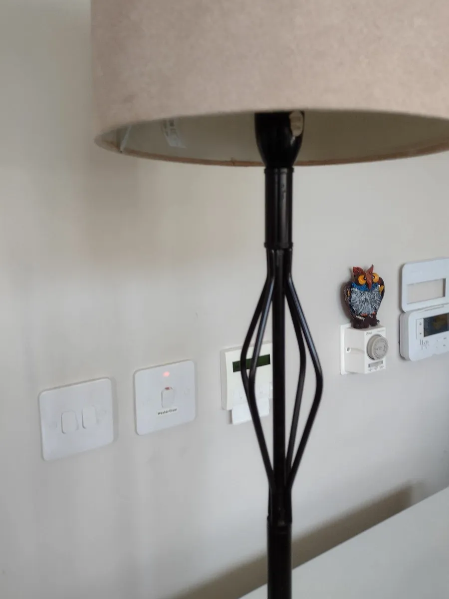 74cm tall wrought iron table lamp - Image 3