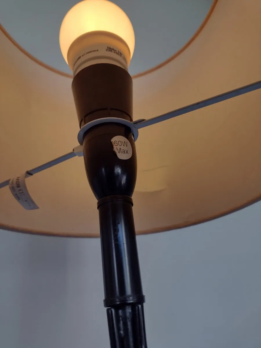 74cm tall wrought iron table lamp - Image 4