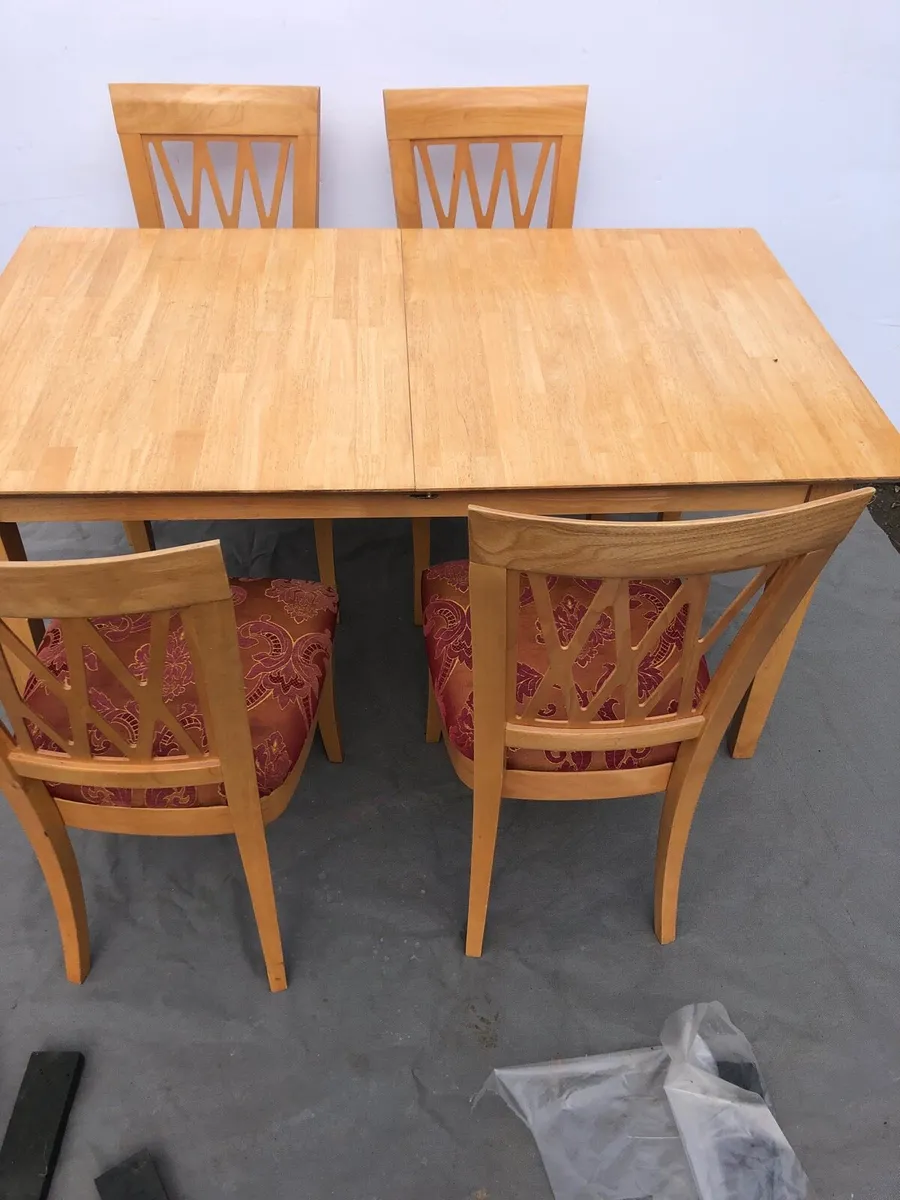 Table and four chairs - Image 2