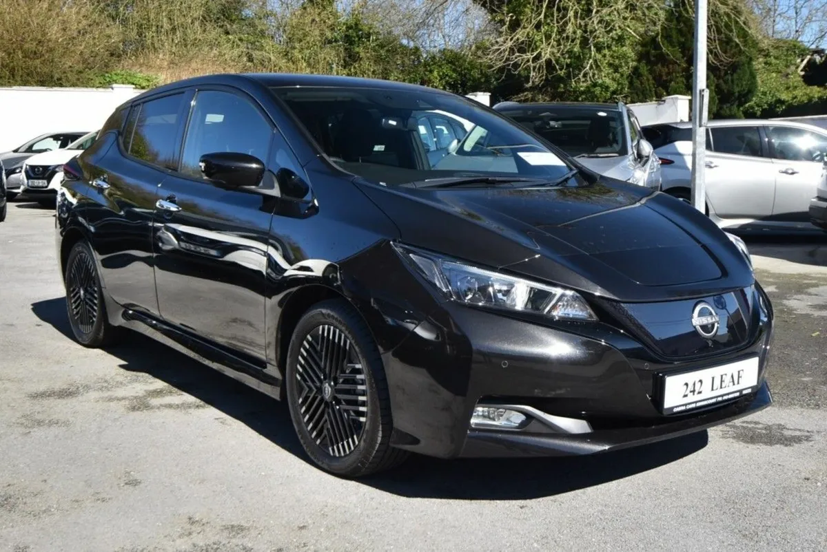 Nissan Leaf N-Connecta Electric 40kWh Auto - Image 1