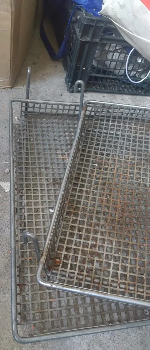 Metal crates with hooks - Image 2