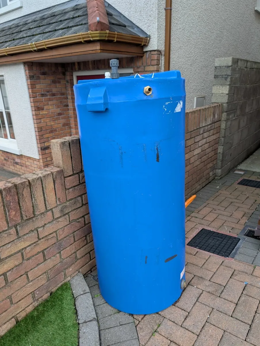 Water Tank and Submersible Pump - Image 1