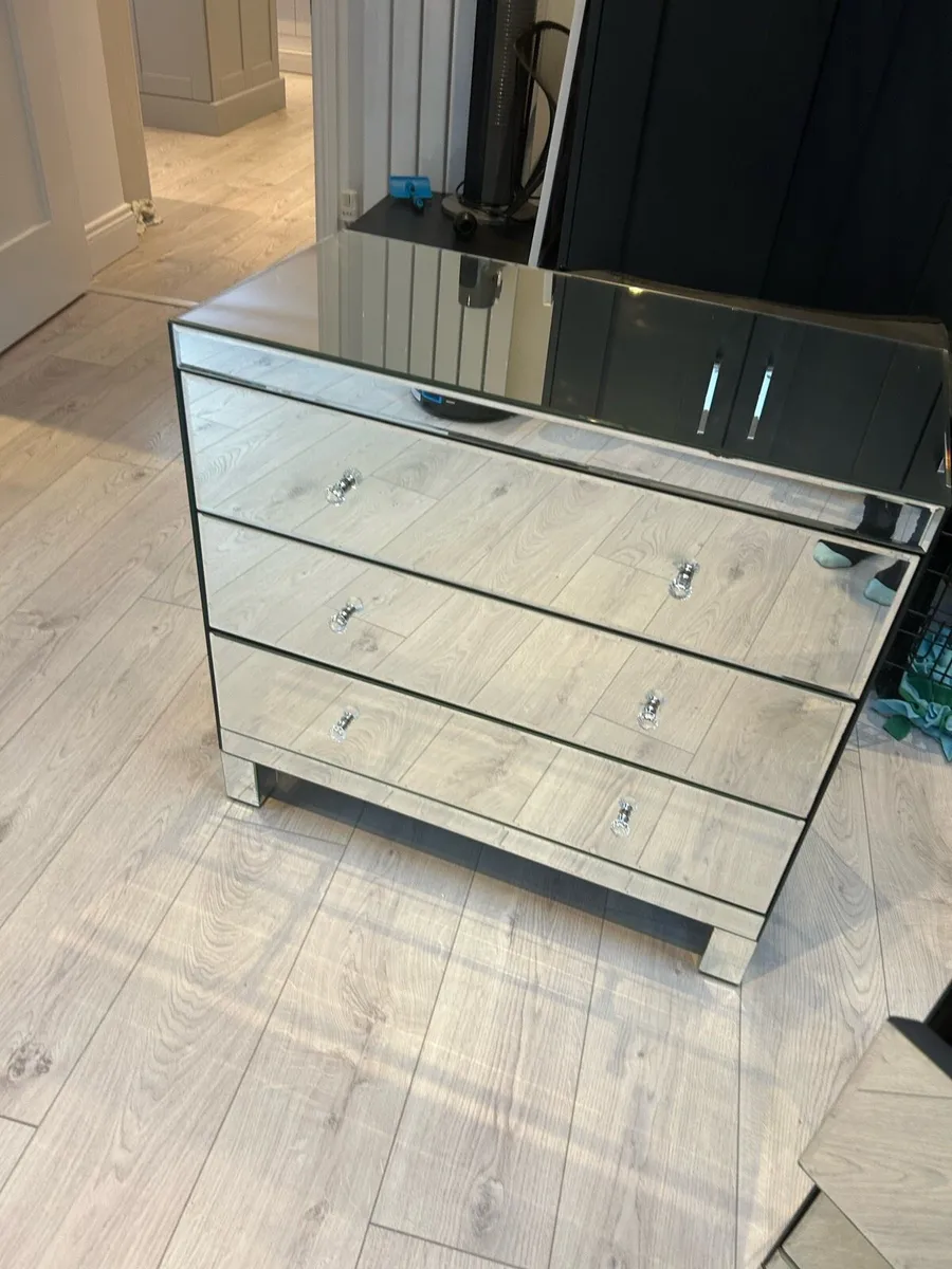 Chest of drawers - Image 1