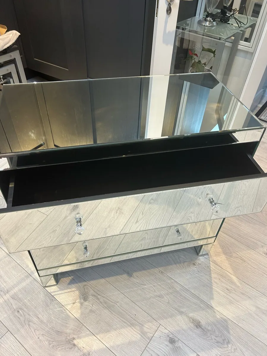 Chest of drawers - Image 2