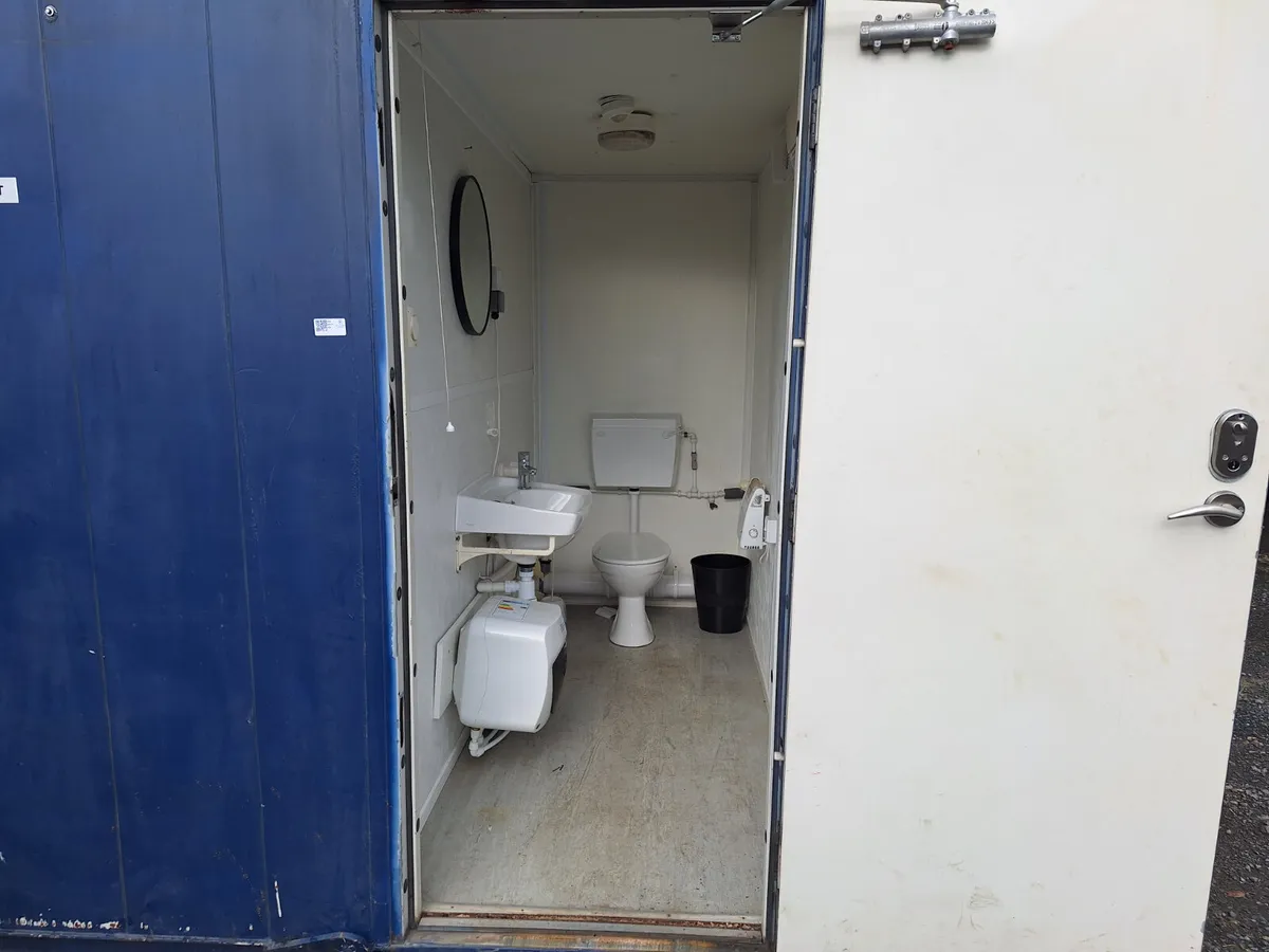 Approx: 23 x 9 Toilet Block For Auction - Image 4