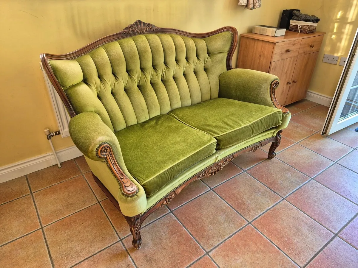 Victorian Settee in green velvet - Image 1