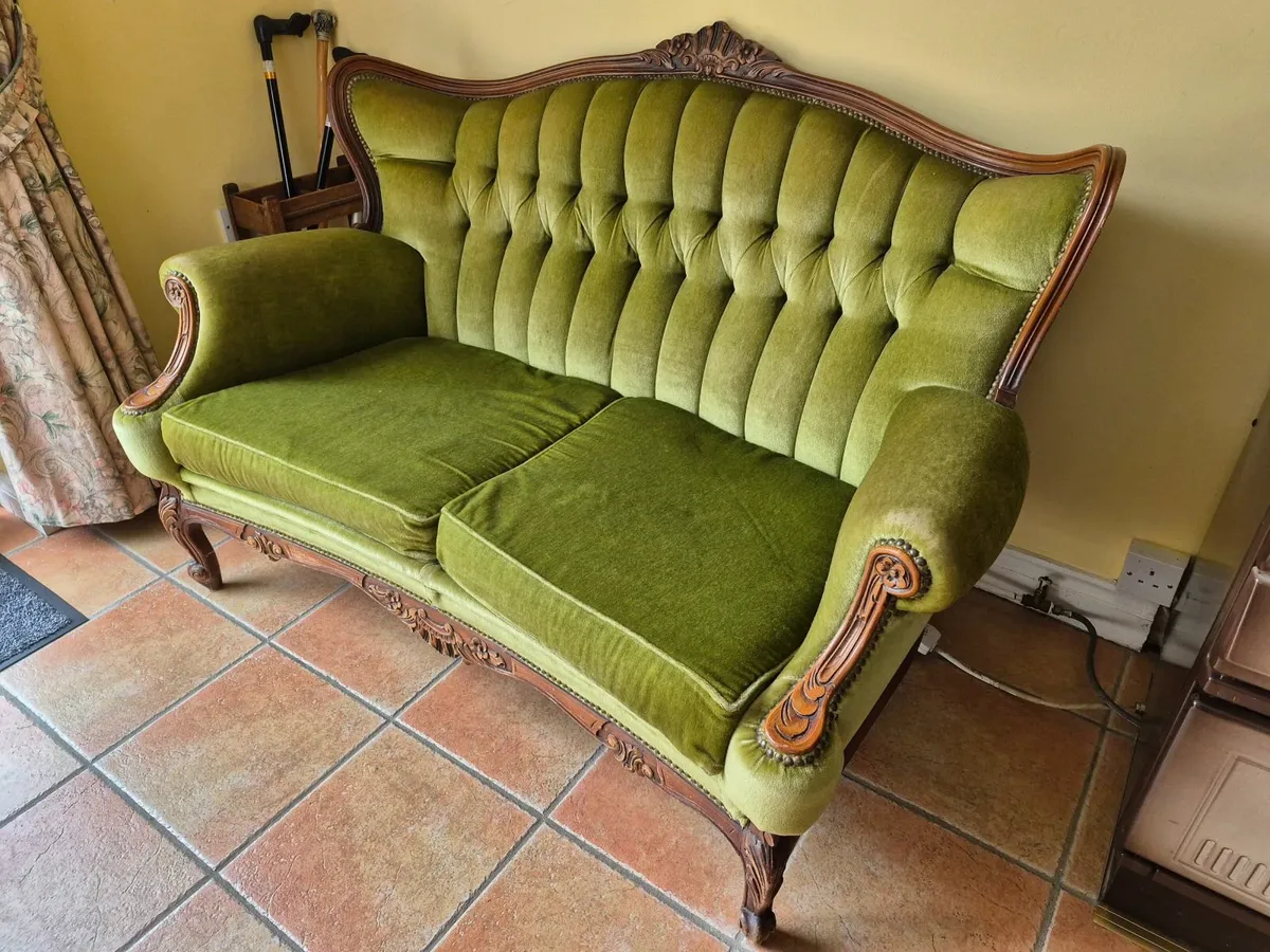 Victorian Settee in green velvet - Image 2