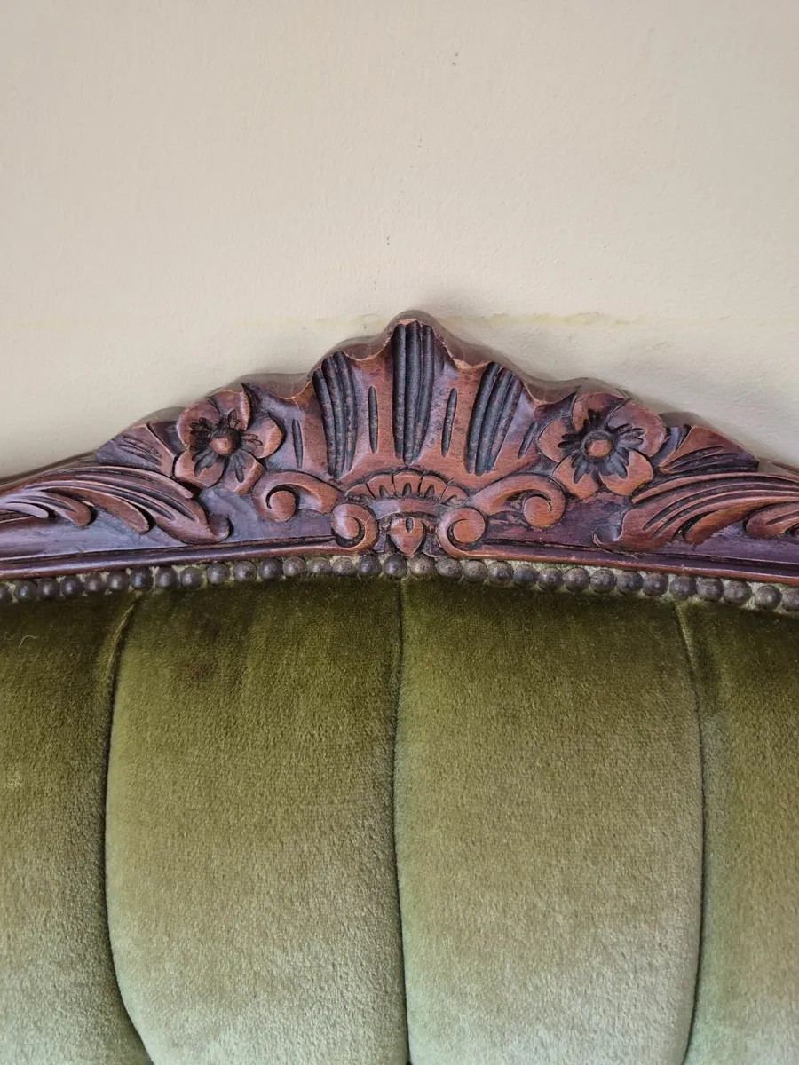 Victorian Settee in green velvet - Image 4