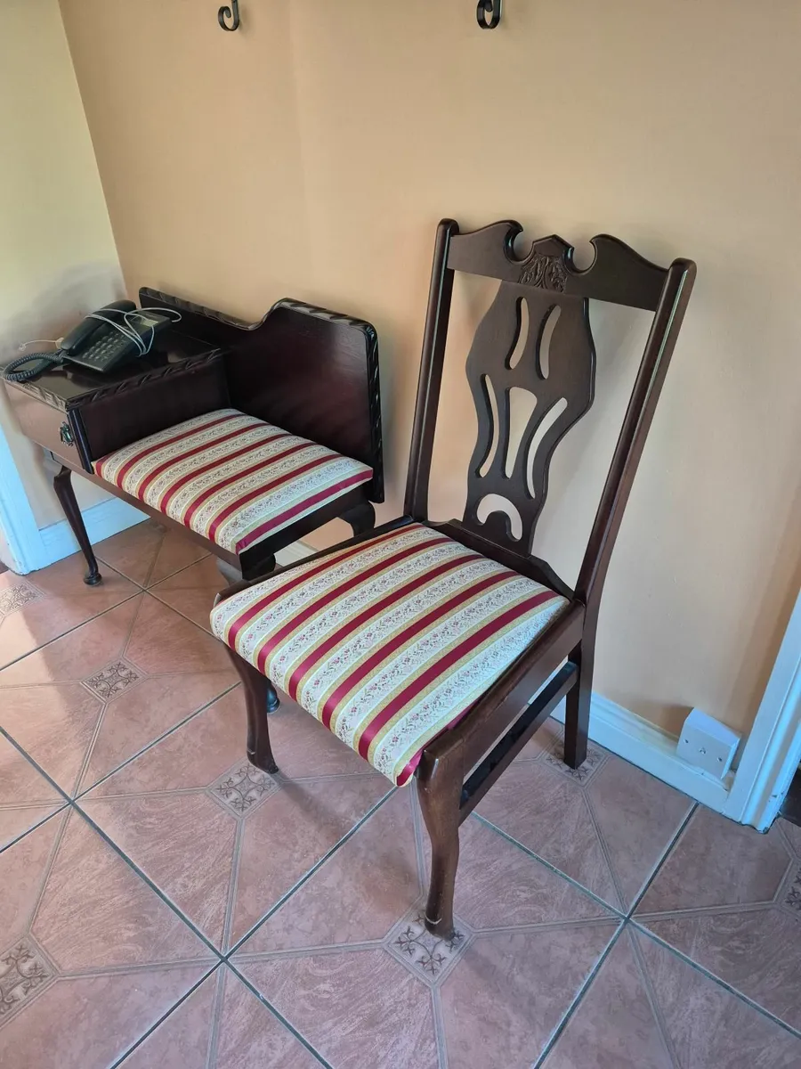 Traditional telephone table and two chairs - Image 1