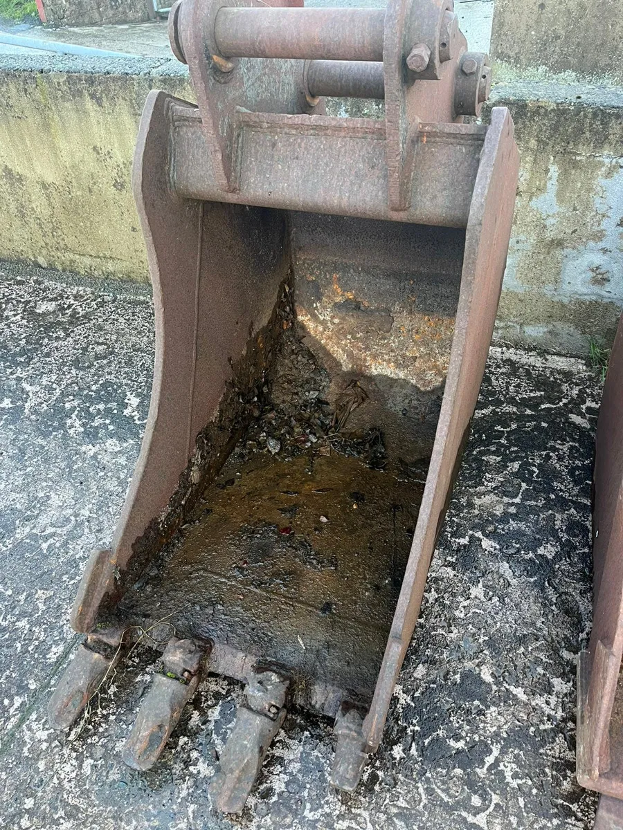 20T Digging Bucket 750mm 80mm Pins - Image 1