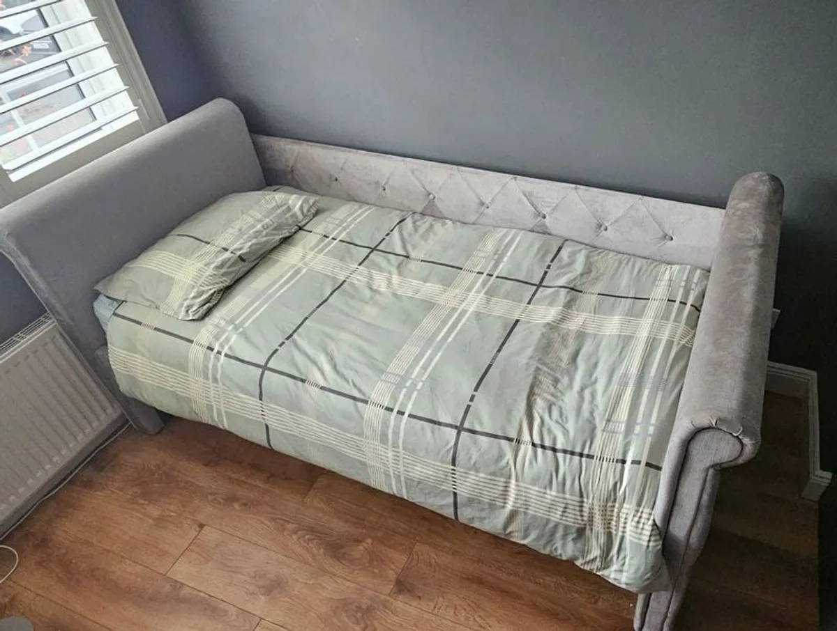 Day Bed plus lots more, full room! - Image 1