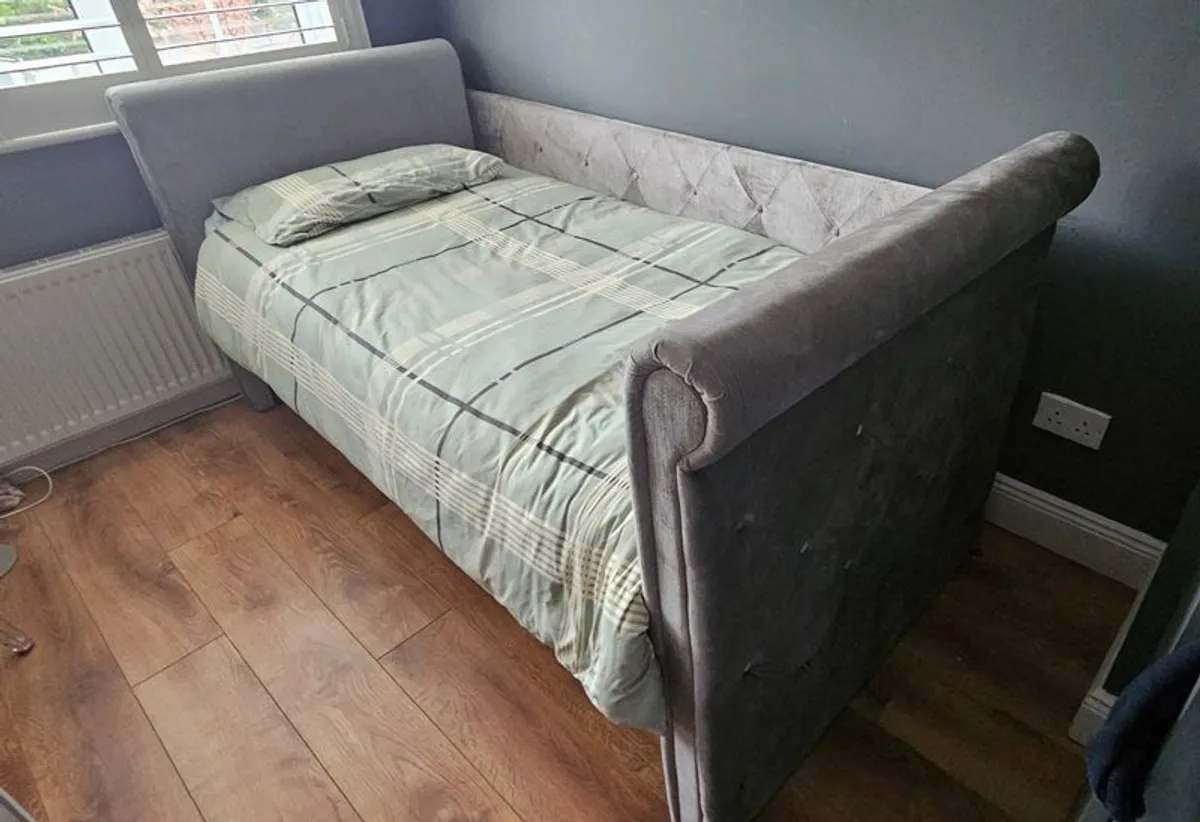 Day Bed plus lots more, full room! - Image 2