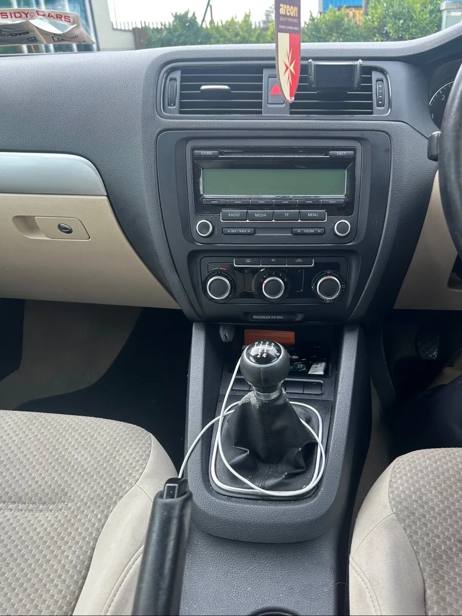 Volkswagen Jetta 2011 - Image 4