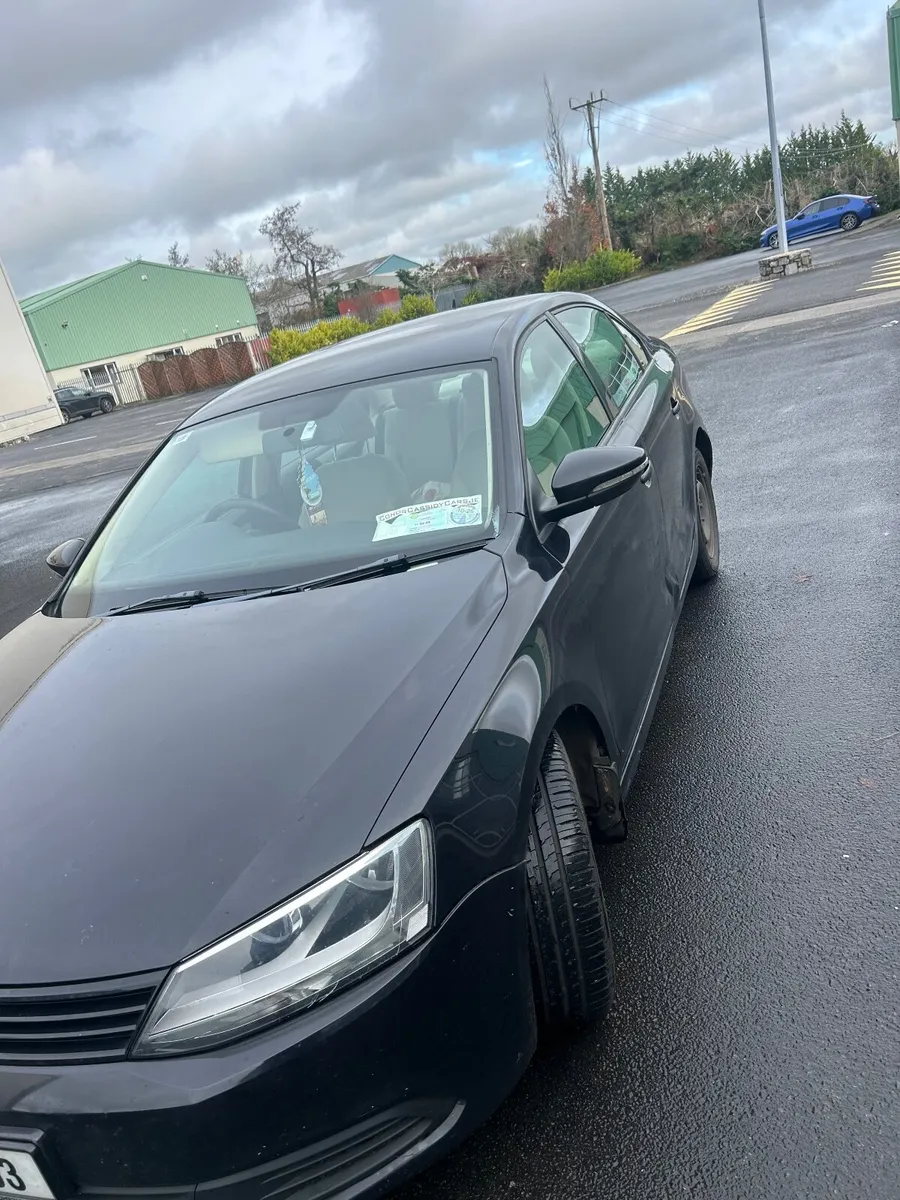Volkswagen Jetta 2011 - Image 2