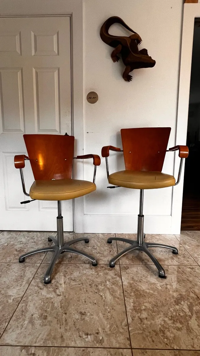 Retro swivel height adjustable barber chairs - Image 2
