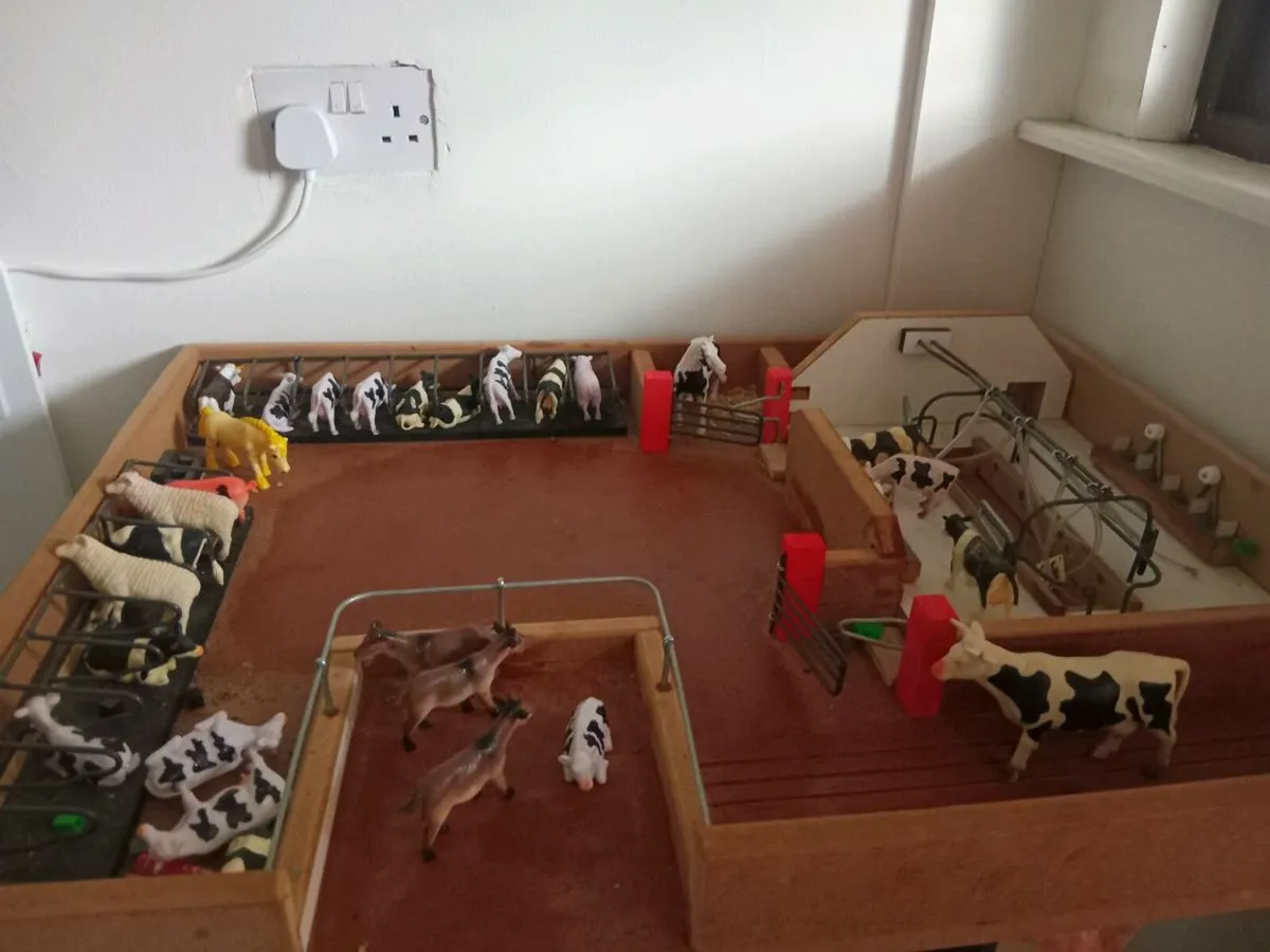 Toy farm milking parlour - Image 1