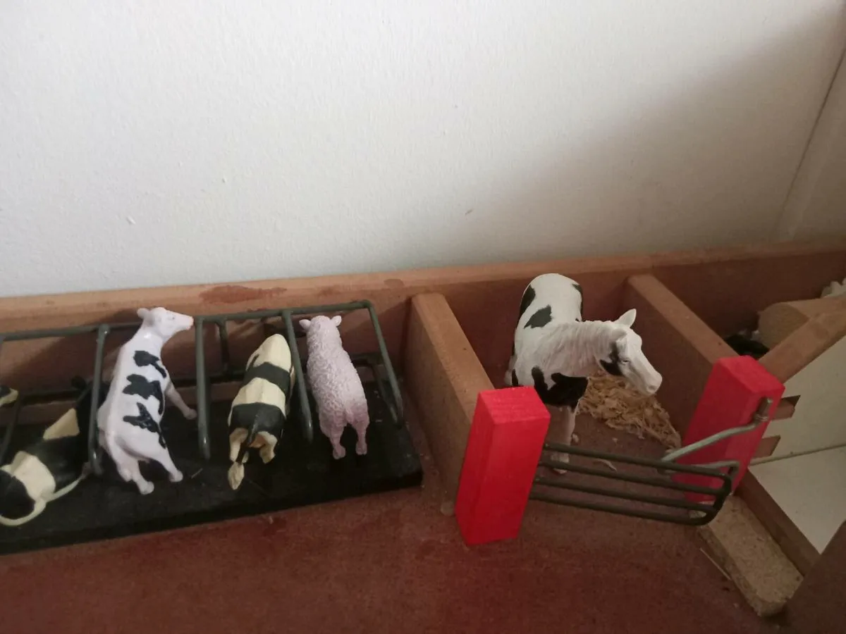 Toy farm milking parlour - Image 2