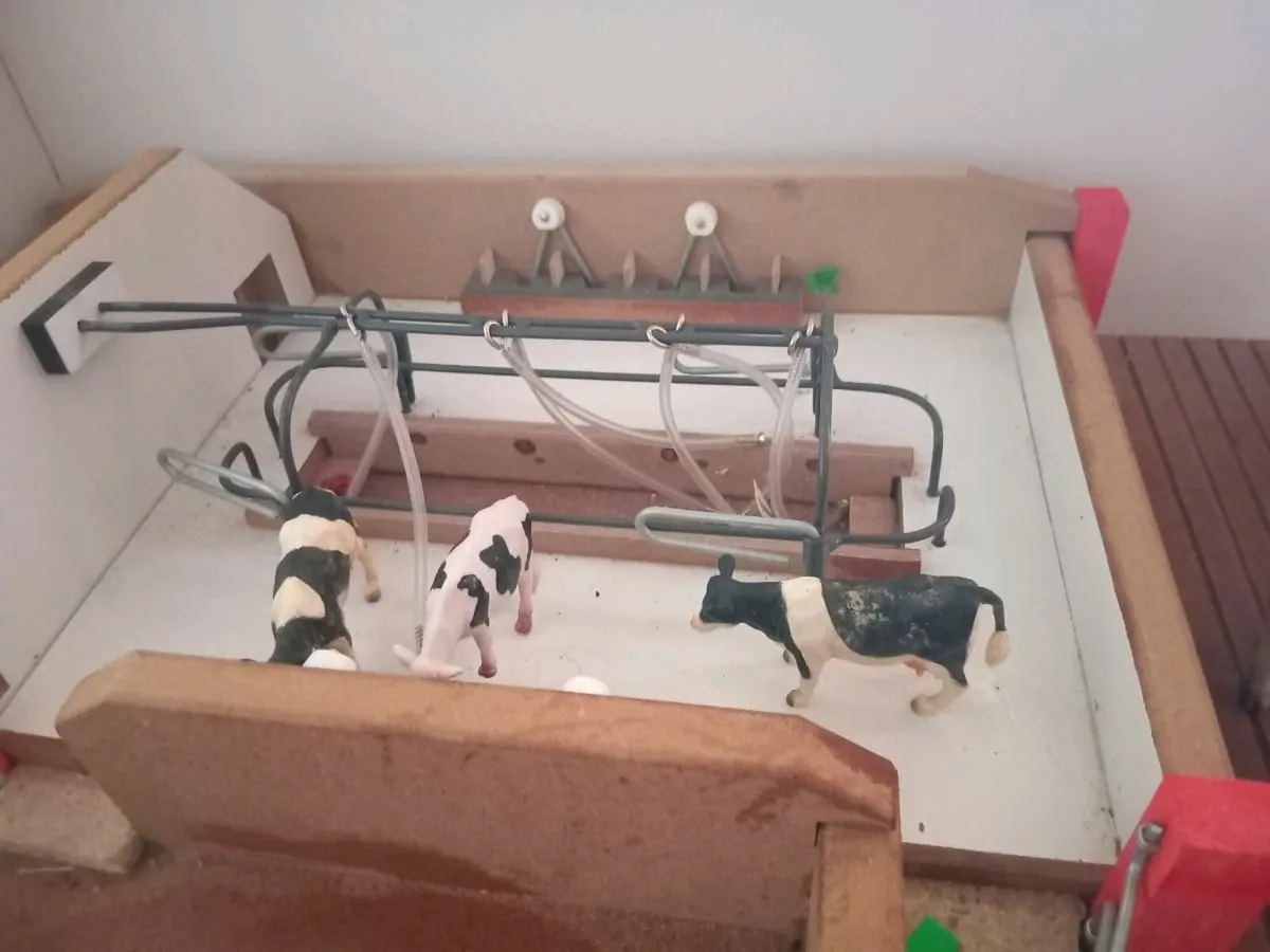 Toy farm milking parlour - Image 3