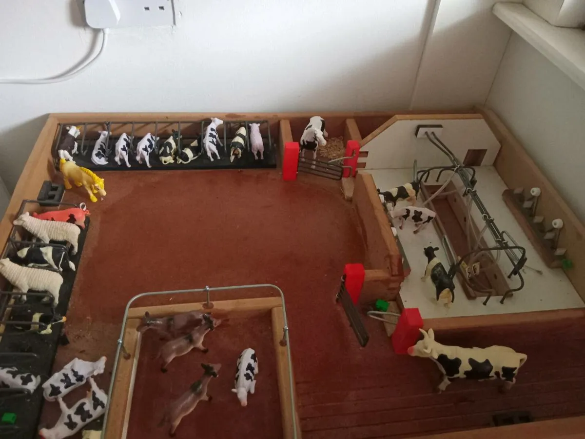 Toy farm milking parlour - Image 4