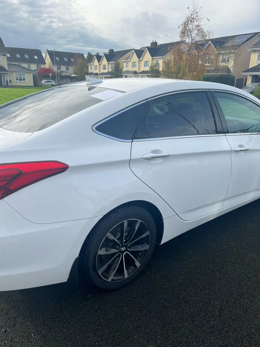 2015 Hyundai i40 Executive Saloon - Image 3