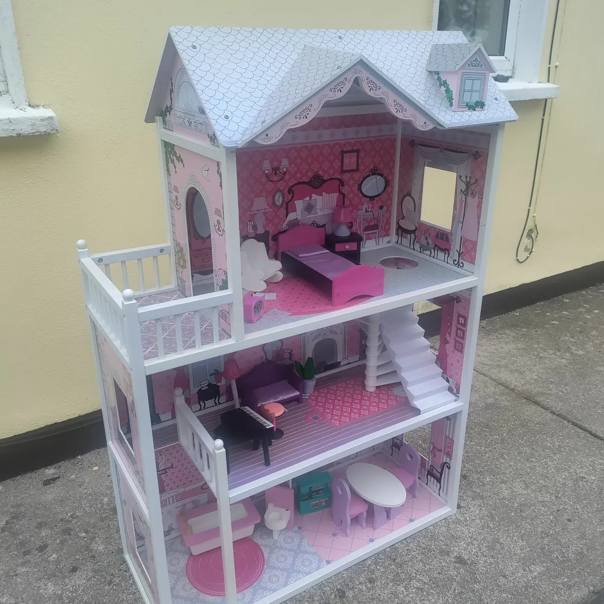 Dolls house - Image 1