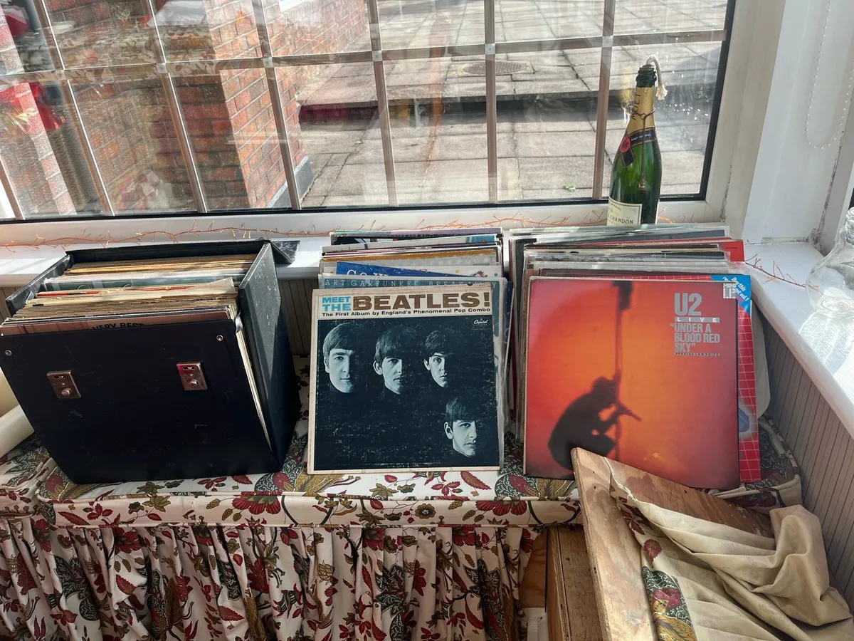 Vinyl discs  and Gramophone/vinyl disc/CD player - Image 4