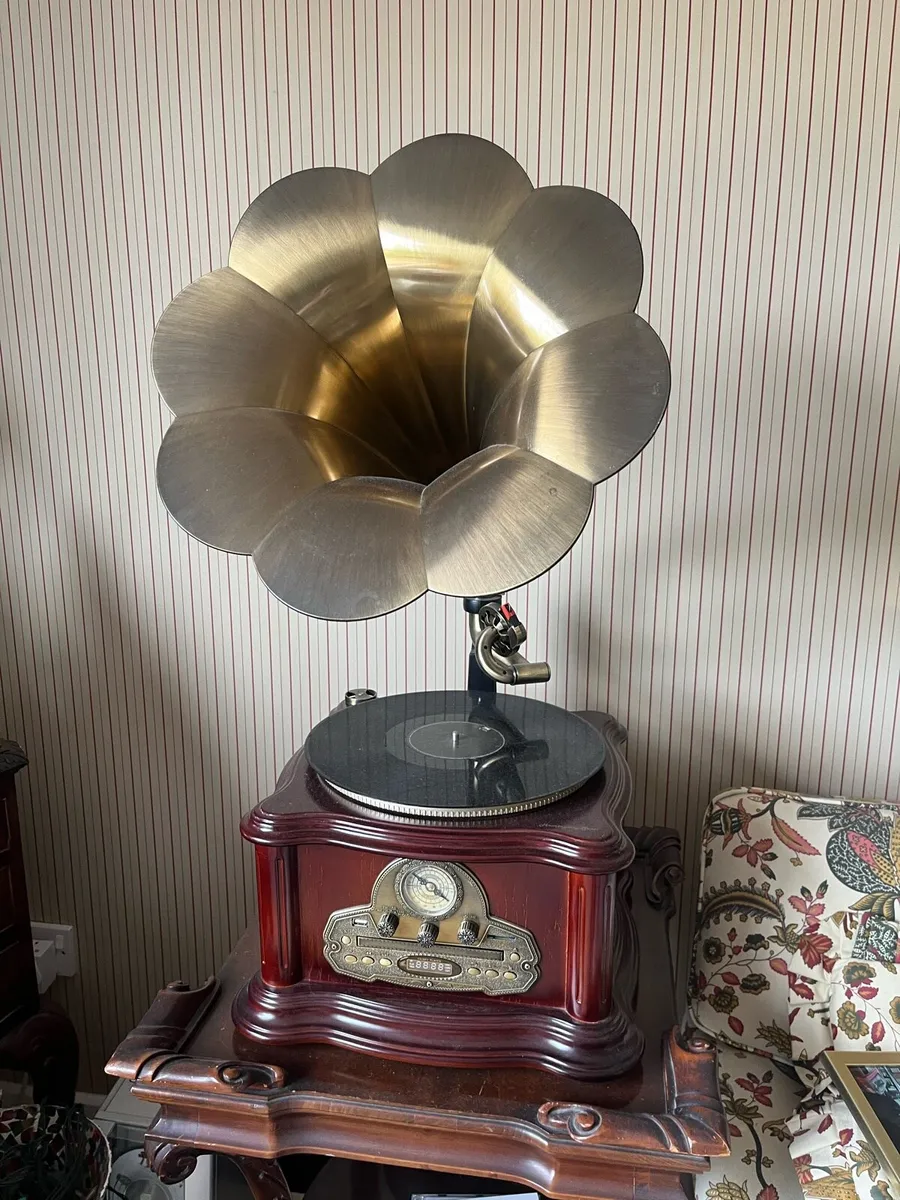 Vinyl discs  and Gramophone/vinyl disc/CD player - Image 1