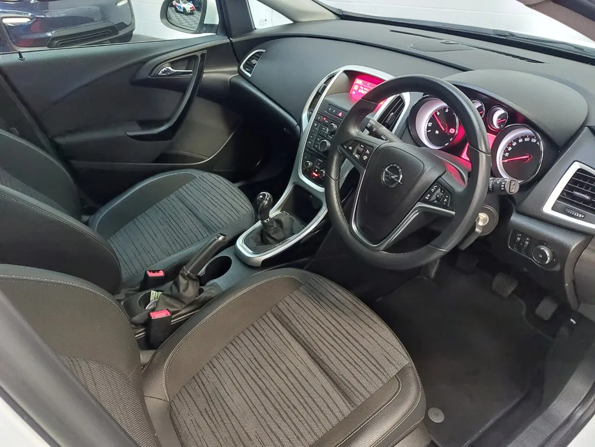 OPEL ASTRA 1,6 CDTI EXCITE (VERY LOW MILES} - Image 4