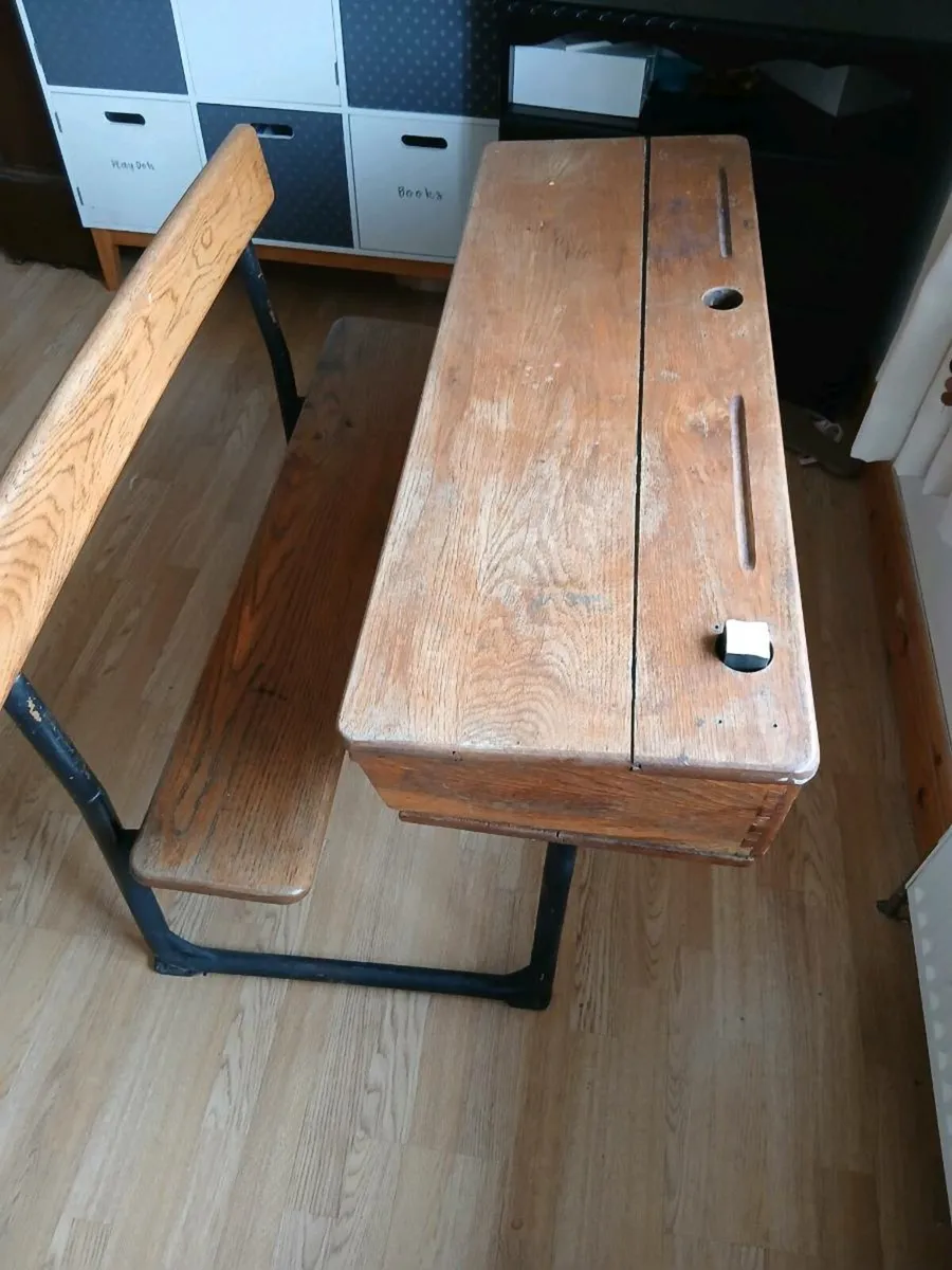 School table - Image 1