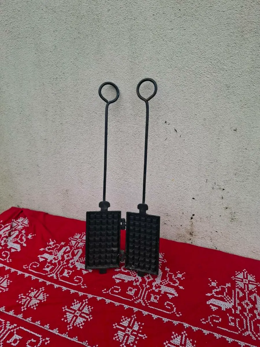 Cast iron waffles maker postage possible - Image 1