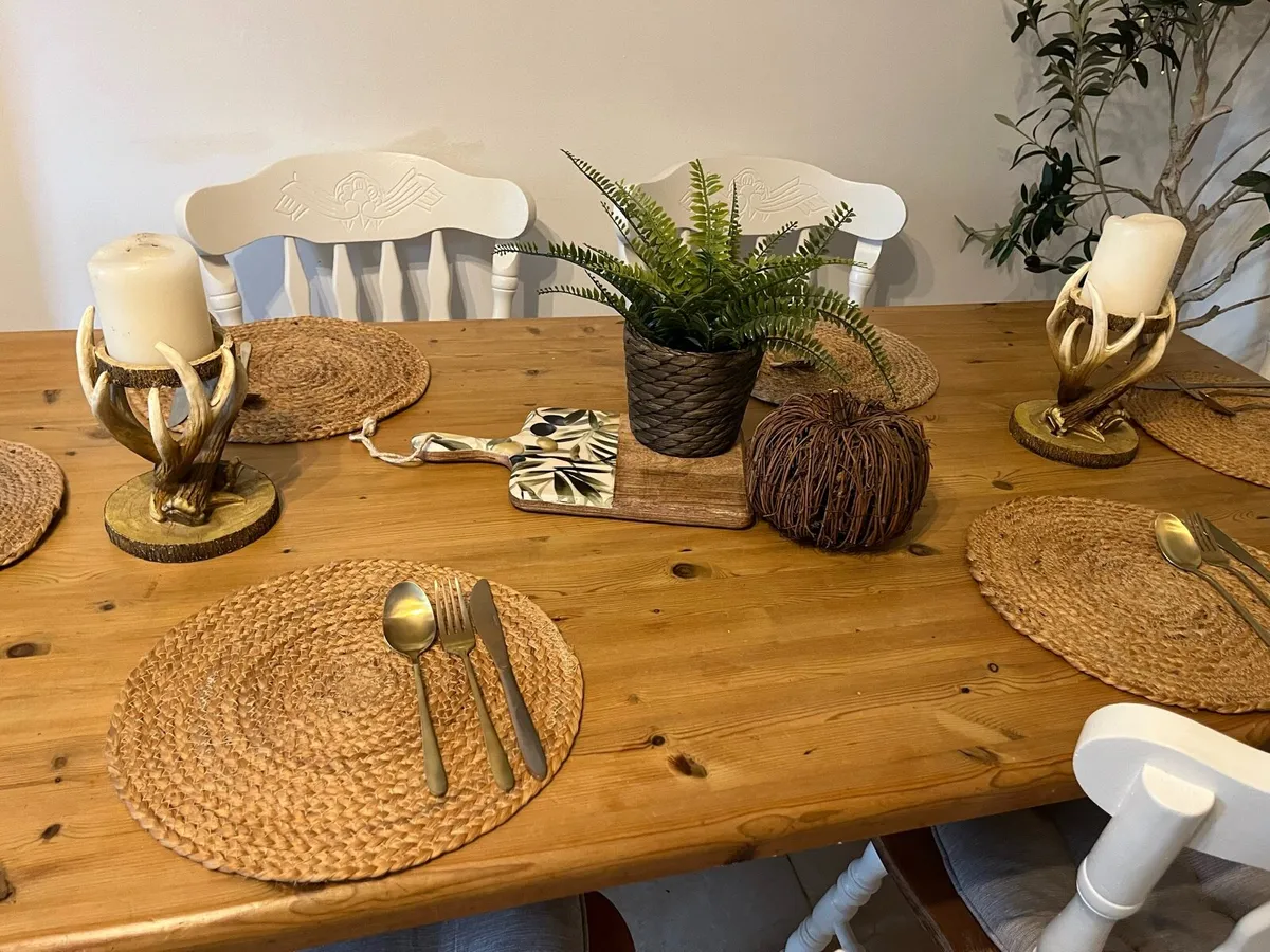 Table and chairs - Image 2