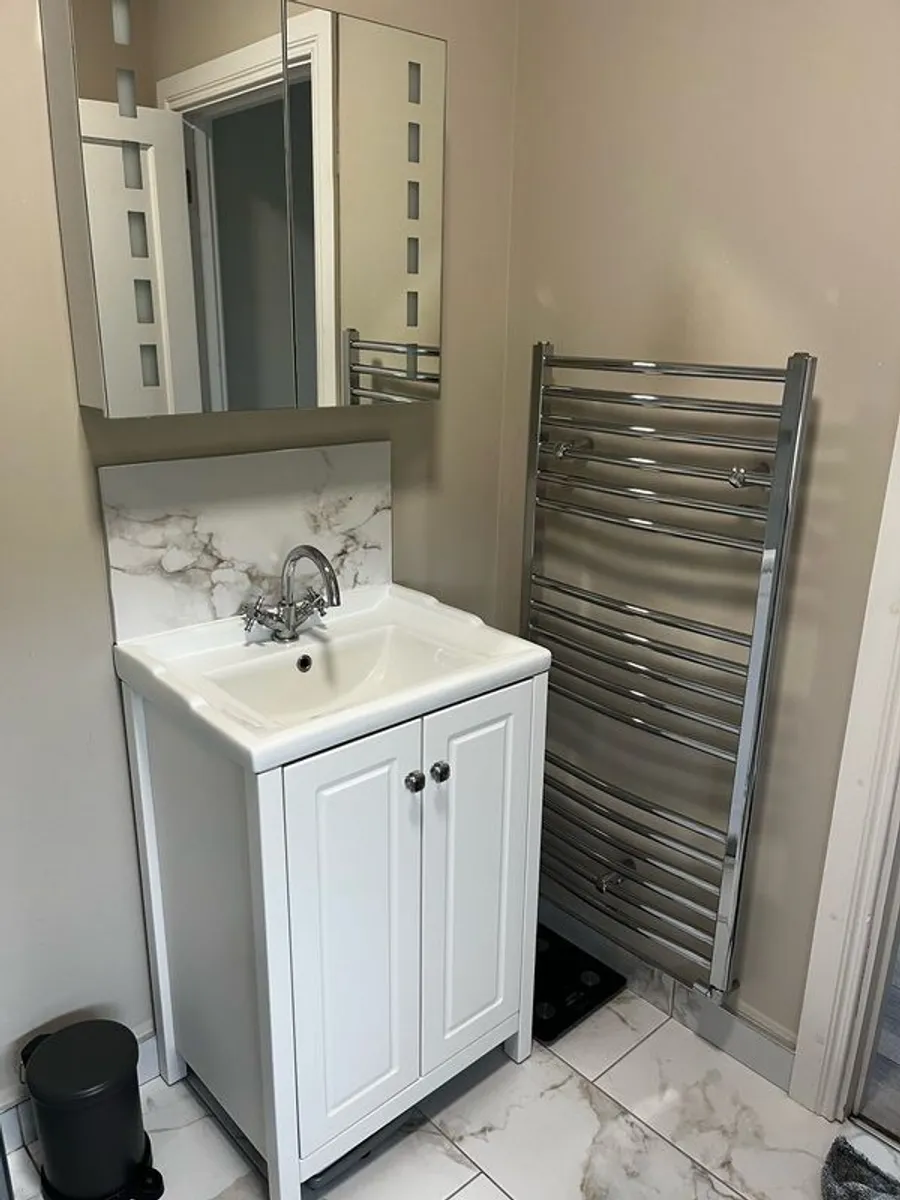 Mirror cabinet, vanity & towel rail - Image 3