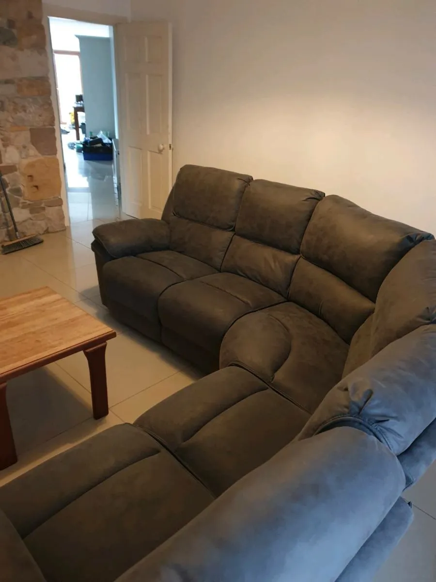 Corner Sofa with 2 reclining seats - Image 3