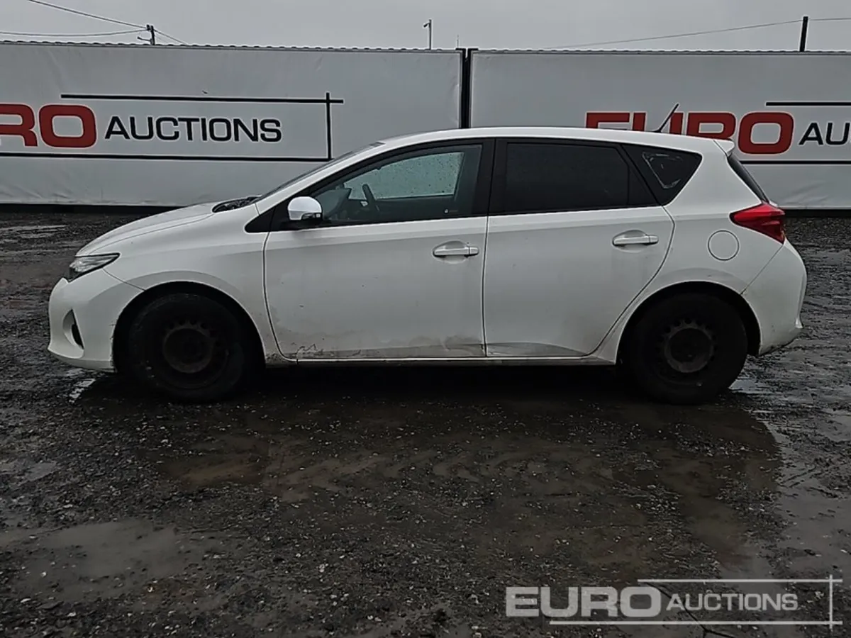 2014 Toyota Auris - Image 2