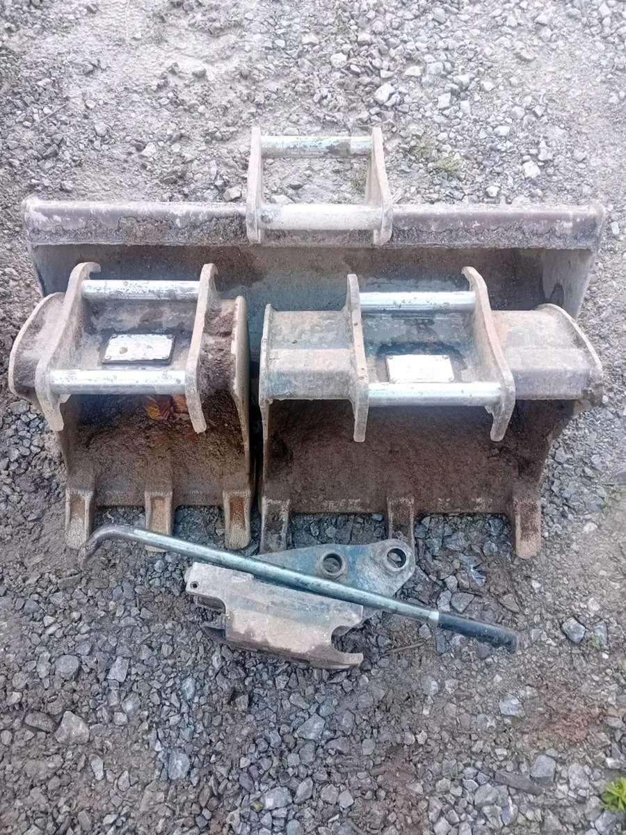 LOOK 1 ton digger buckets and quick hitch 450E - Image 1