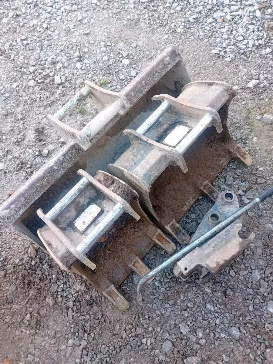 LOOK 1 ton digger buckets and quick hitch 450E - Image 2