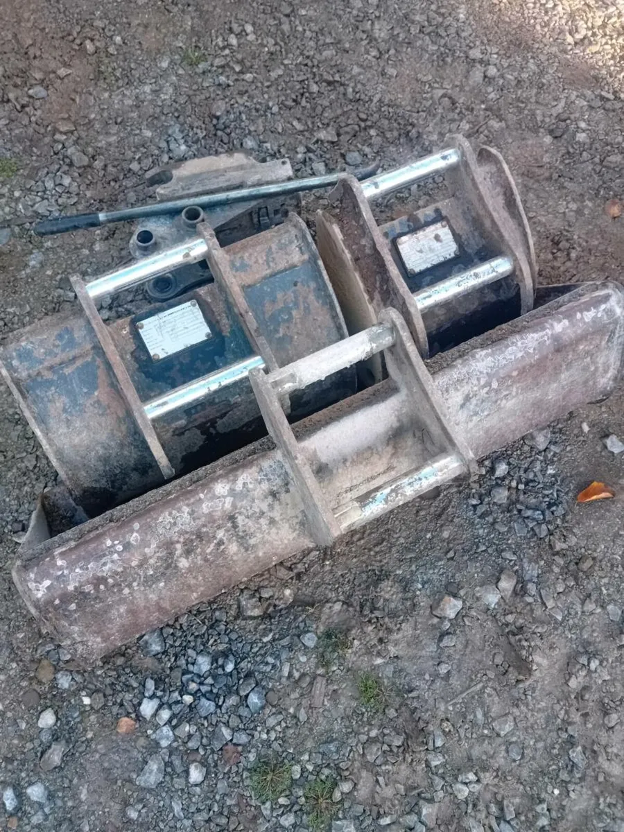 LOOK 1 ton digger buckets and quick hitch 450E - Image 3