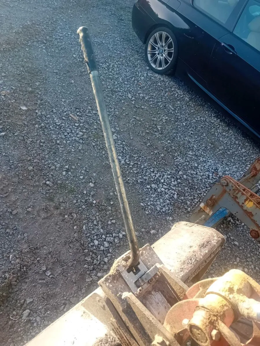 LOOK 1 ton digger buckets and quick hitch 450E - Image 4