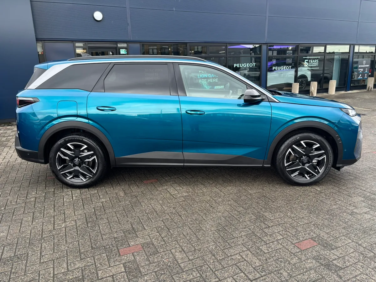 2025 Peugeot 5008 Allure Hybrid - Image 3