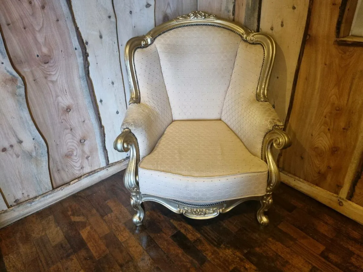 Vintage Style Egyptian Suite (Needs Recovered) - Image 3