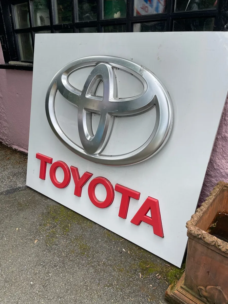 Large Toyota dealership sign - Image 2