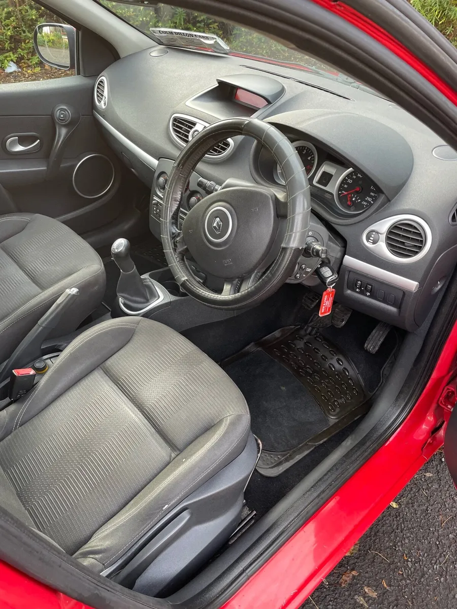 Renault Clio 2010 - Image 2