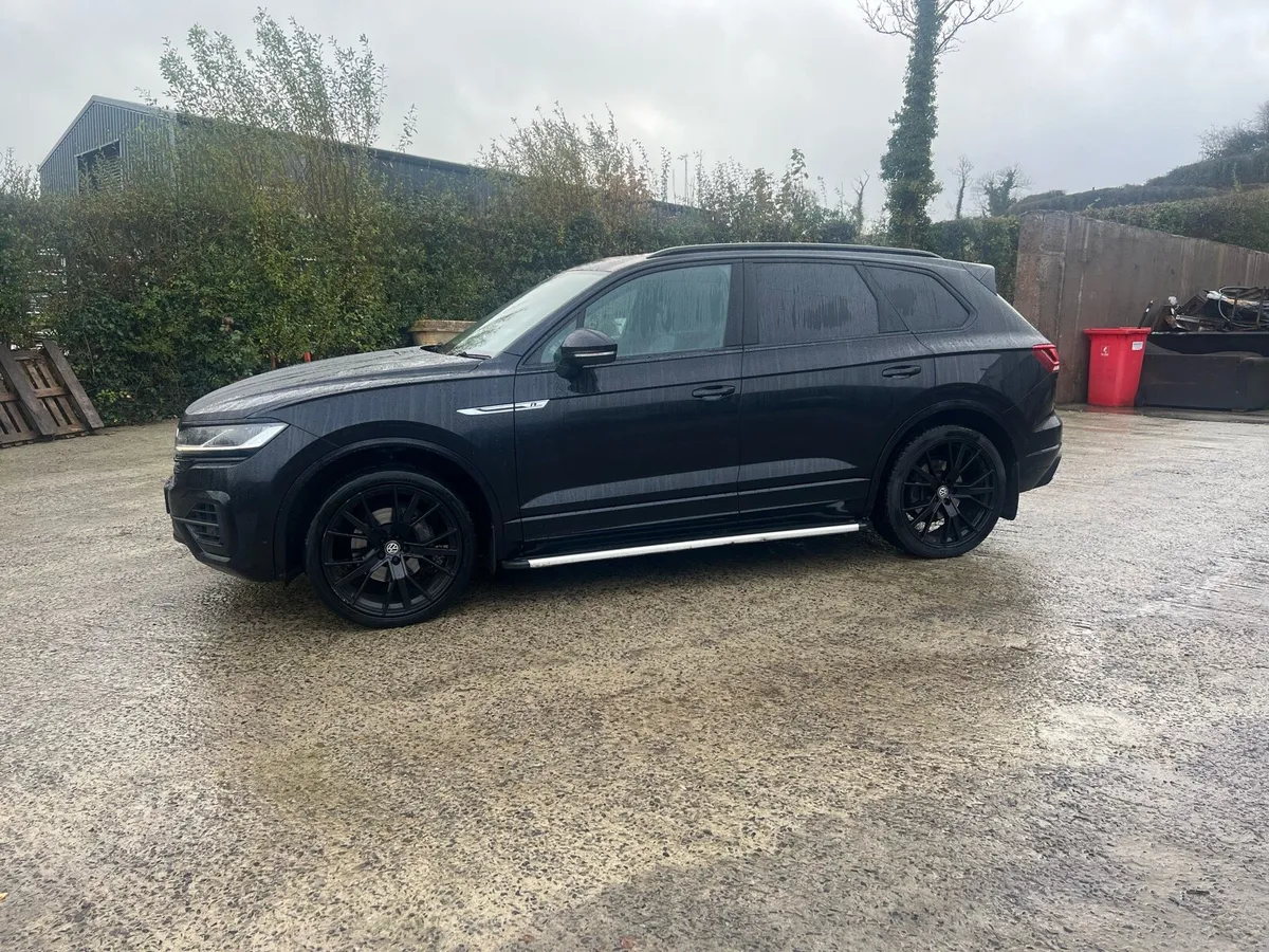 2019 VW Touareg R-Line - Image 2