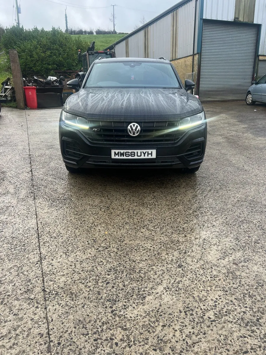 2019 VW Touareg R-Line - Image 3